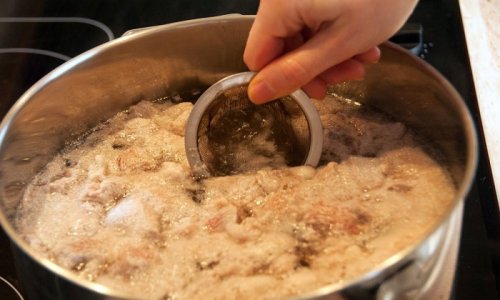 Te tudod mit jelent, ha a hús főzés közben habzani kezd? Itt a valódi ok