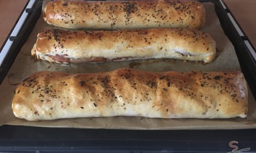 Szalámis tekercs leveles tésztából, sajttal és mindenféle finomsággal tölve