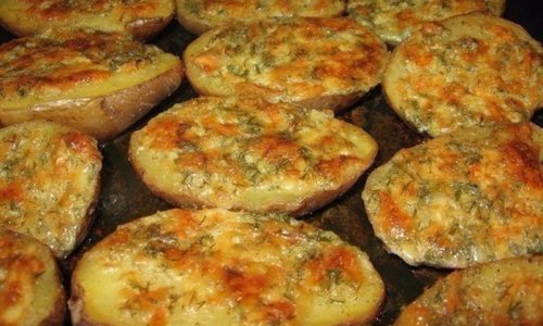 Fokhagymás-tejfölös-sajtos minden jóval sült burgonyaszeletek