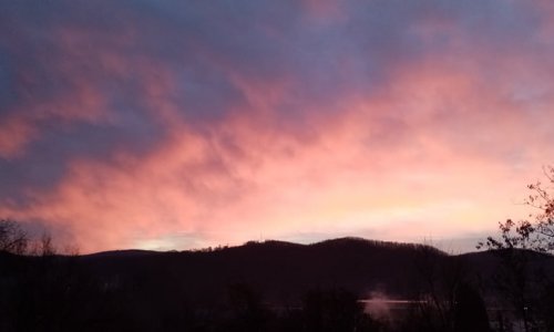 Naplemente vagy napfelkelte? Csodás égi festményben gyönyörködhettek a Salgótarjániak