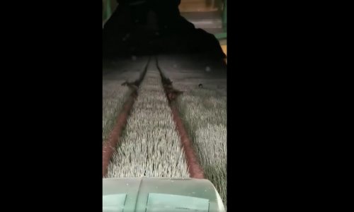 A traktoros a munka végeztével hazafelé tartott… mikor megpillantott valamit a lámpafényben