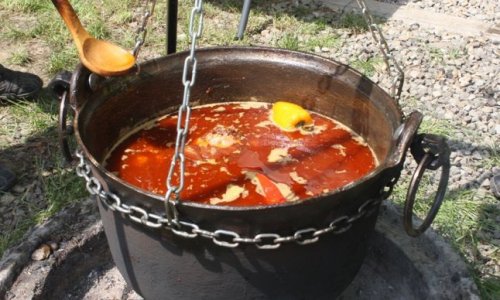 Sokan szíves főznek bográcsban, de kevesen tudják, hogy ettől lesz igazán finom a bográcsgulyás