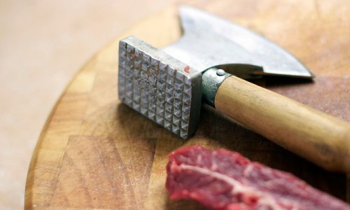 Van, aki csak össze vissza püföli a húst… mutatjuk, hogy kell helyesen klopfolni a húst, hogy ízletes legyen