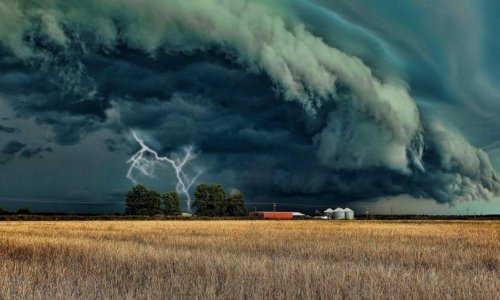 Most érkezett! Zivatarral,70 km-es széllel és jégesővel csap le a vihar! Néhány órán belül leszakad az ég