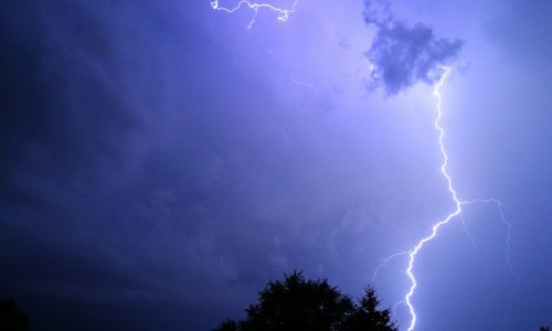 PERCEINK VANNAK HÁTRA: BRUTÁLIS FELHŐSZAKADÁS ÉRKEZIK 90 km/h SZÉLVIHARRAL!: 14 megyére riasztás jött – hatalmas vihar érkezik!