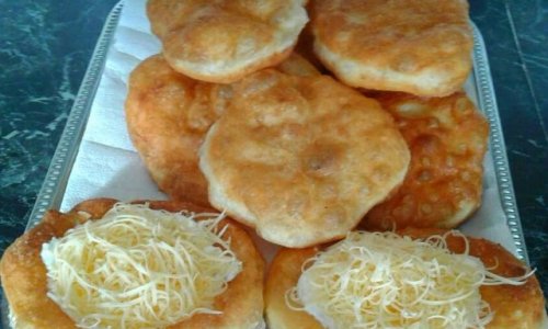 Így készül a ropogós házi kefires hűtős lángos – Egy dagasztás és akár egy hétig sütheted!
