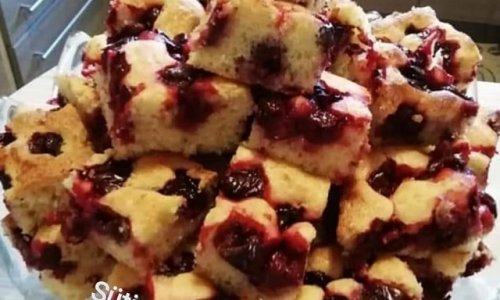 Kevert meggyes, sűrűn megsütöm, mert finom és a tészta is puha! Az unokák imádják