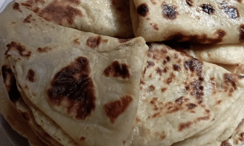 Olcsóbb, mint a kenyér, de ezerszer finomabb: így készül a krumplilángos serpenyőben